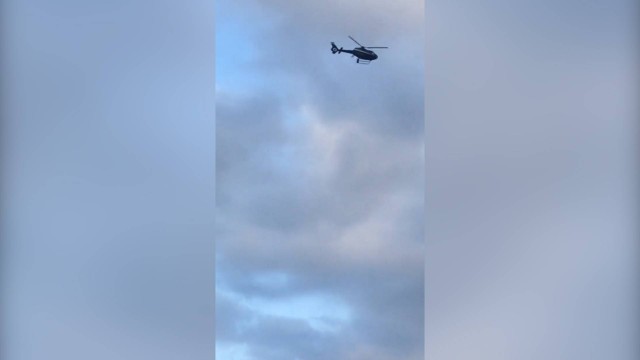 Helicóptero sobrevoa Complexo da Penha