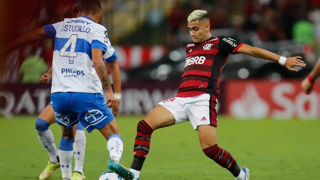 Andreas Pereira em ação pelo Flamengo contra a Universidad Católica -