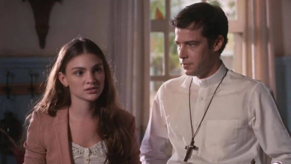 Olívia (Débora Ozório) e padre Tenório (Jayme Matarazzo) em "Além da ilusão"