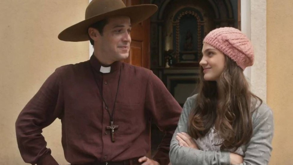Padre Tenório (Jayme Matarazzo) vai largar a batina por Olívia (Débora Ozório) em "Além da ilusão"