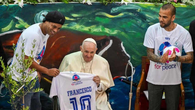 Ronaldinho se encontra com Papa Francisco