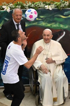 Em encontro de jogadores com o Papa Francisco, o pontífice observa Maxi Rodriguez cabeceando a bola