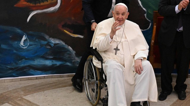 Papa Francisco apareceu em cima de uma cadeira de rodas, devido a dores no joelho