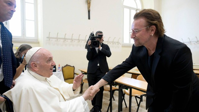 Bono Vox, vocalista do U2, também compareceu ao evento com o pontífice