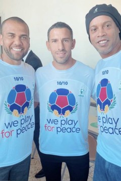 Dani Alves, Maxi Rodriguez e Ronaldinho Gaúcho vestidos com a camisa "Nós jogamos pela paz"