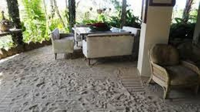 Clodovil não ia à praia, mas fez um ambiente todo com chão de areia