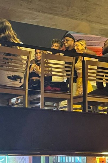 Gabigol e Rafaella posam com Mumuzinho em bar