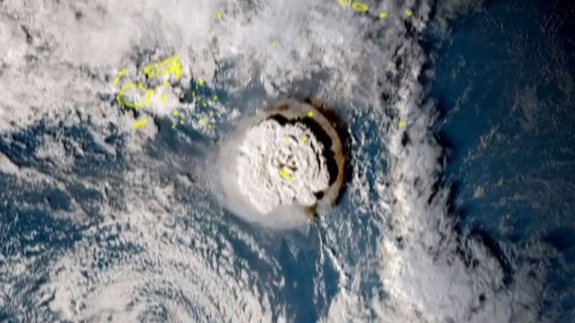 Tsunami atinge Tonga após explosão de vulcão submarino