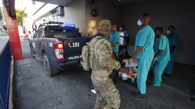 Feridos durante operação policial na Vila Cruzeiro, na terça-feira (24), foram levados para o Hospital estadual Getúlio Vargas