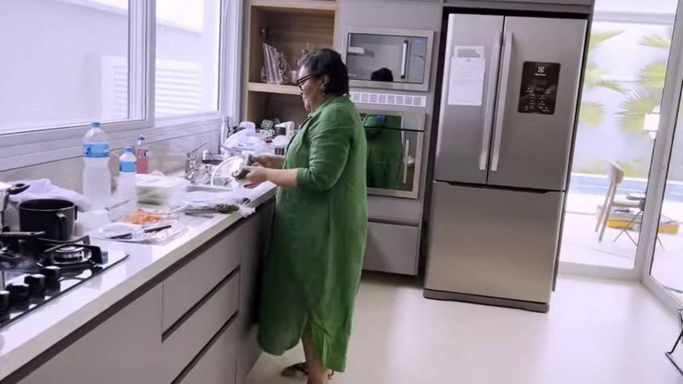 Mileide Mihaile mostra a mãe na cozinha de sua nova casa