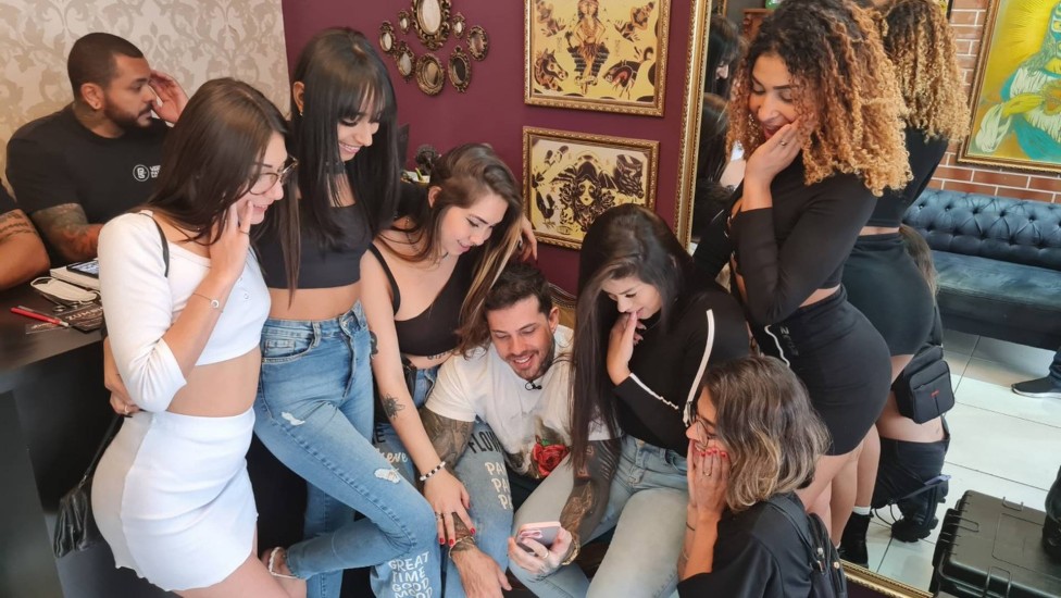 Modelo 'casado' com 8 mulheres diz que elas tatuaram seu nome no corpo por amor
