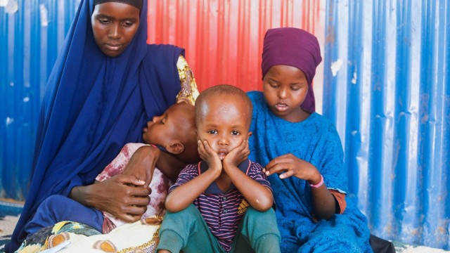 Com o avanço da fome na Somália, bebês começam a morrer em Dollow