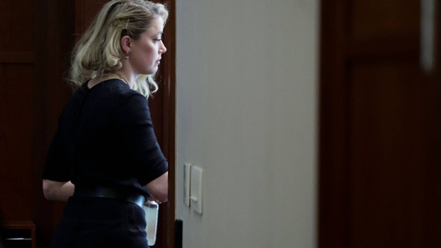 A atriz americana Amber Heard deixa o tribunal após o veredito