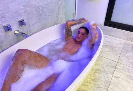 Tiago Ramos cobra R$ 25 por nudes na web