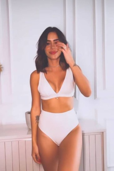 Bruna Biancardi faz campanha de lingerie com anel de namoro com Neymar