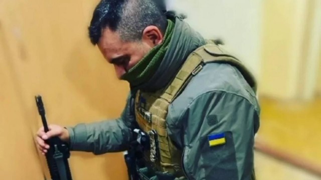 O soldado voluntário brasileiro André Hack Bahi, em imagem retirada de um vídeo que publicou no Instagram