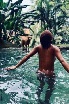 Igor Rickli e Aline Wirley tomam banho nus em piscina natural em casa