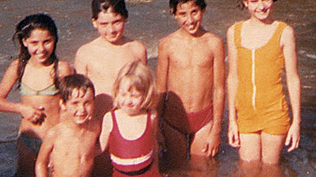 Camila Morgado, com 5 anos, de maiô vermelho, com irmãos e primos