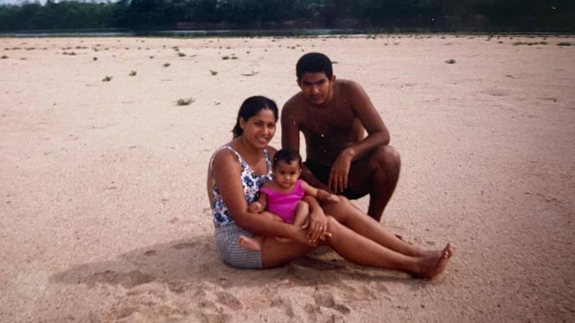 Bella Campos, a Muda, com os pais no Pantanal em 1998