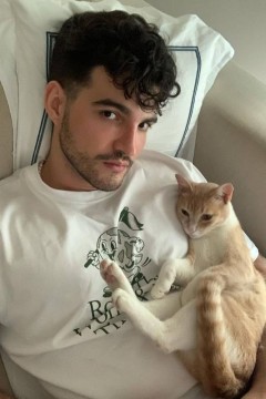 O cantor Jão e seu gato de estimação