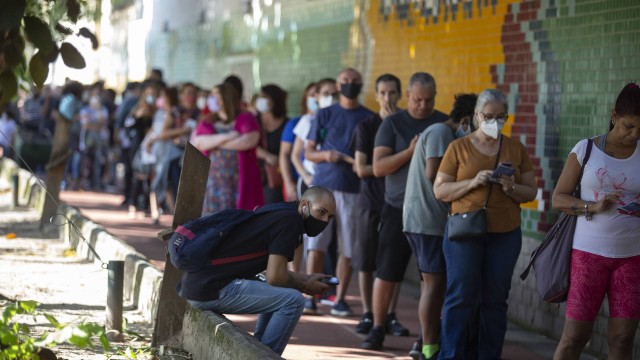 Cariocas enfrentam fila para vacinação contra Covid, à medida que os casos aumentam na cidade