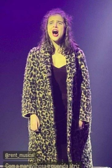 Valentina, filha de Tadeu Schmidt, em cena no musical "Rent"