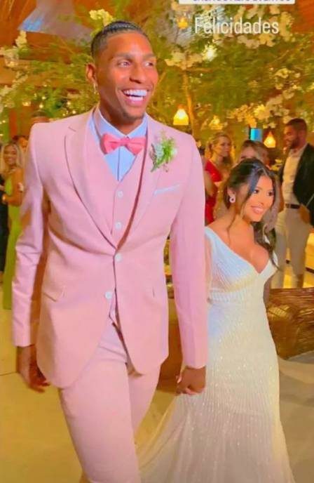 Goleiro do Flamengo, Hugo Souza se casa com festão e terno rosa