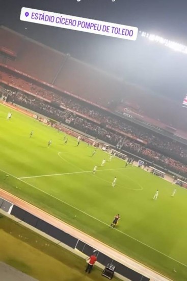 Éder Militão postou assistindo jogo no Estádio do Morumbi, em São Paulo após passar dias sozinho em Miami