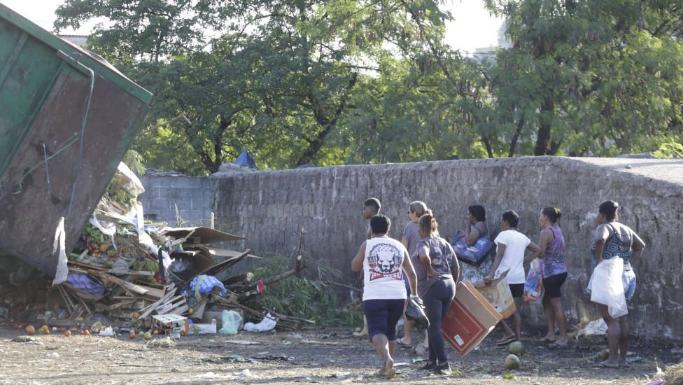 À caça de restos: pessoas buscam alimentos que ainda possam ser consumidos em meio ao descarte do Ceasa, em Irajá