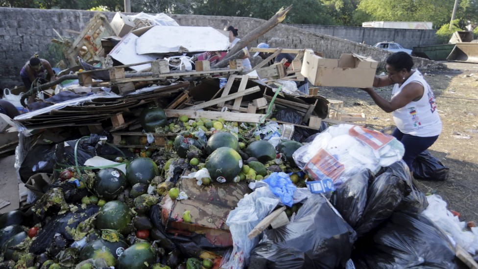 Na montanha de lixo vindo da Ceasa, em Irajá, pessoas em situação de insegurança alimentar buscam o que comer