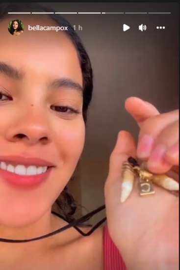 Bella Campos mostra o seu colar de dentes de jacaré