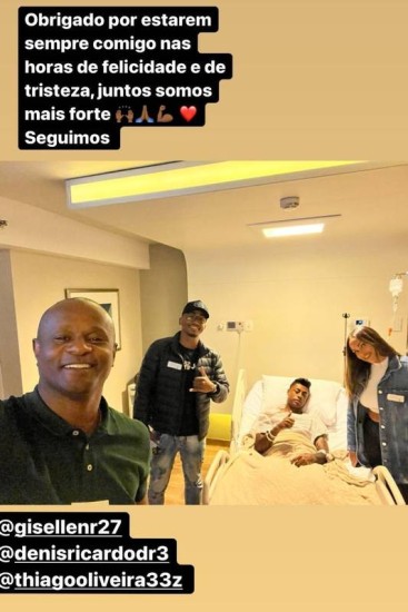 Esposa e staff de Bruno Henrique visitam atleta, que realizou cirurgia no joelho