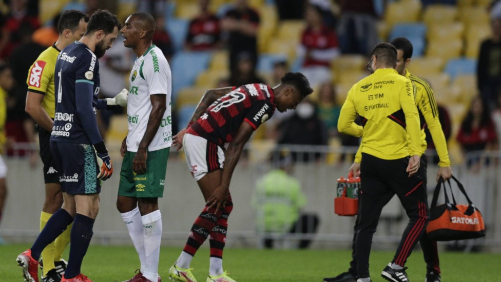 Bruno Henrique mancando após sofrer sofrer lesão multiligamentar no joelho