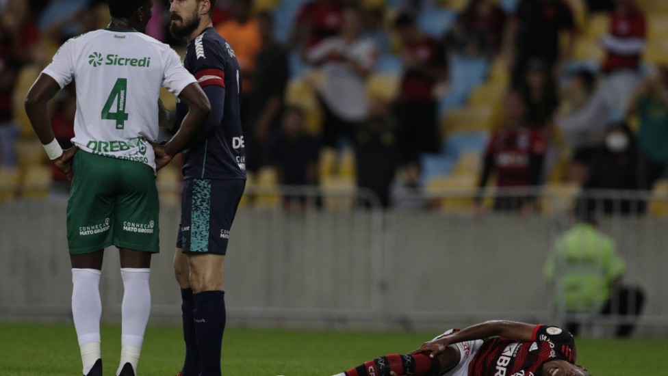 Bruno Henrique, meia do Flamengo, no chão após se lesionar durante partida