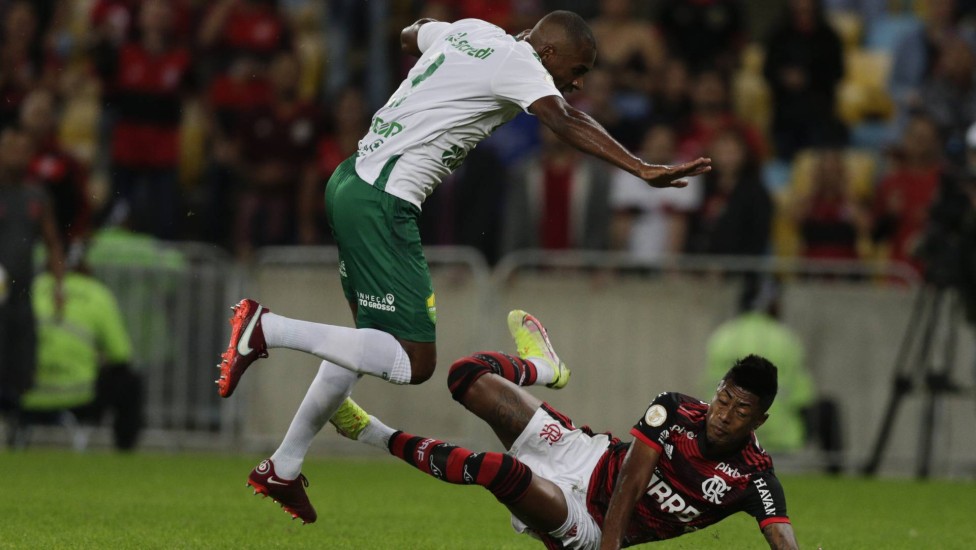 Bruno Henrique cai em jogo do Flamengo e rompe ligamentos do joelho