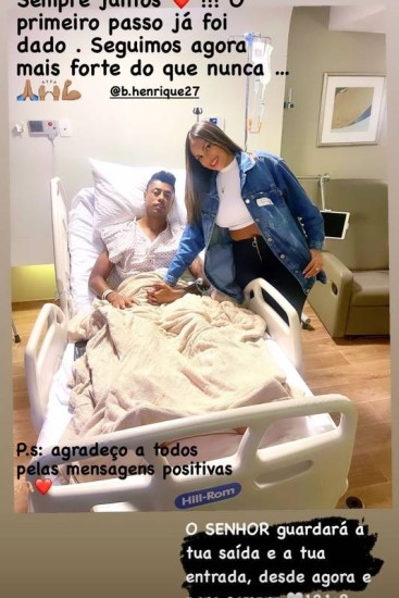 Esposa de Bruno Henrique visita ateta no hospital depois de cirurgia: 'Sempre juntos'