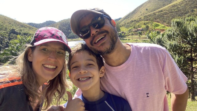 A psicóloga Renata Magina e o engenheiro Gilmar Silva,com o filho do casal, Matheus, 8, durante viagem a um hotel fazenda da Região Serrana no ano passado.