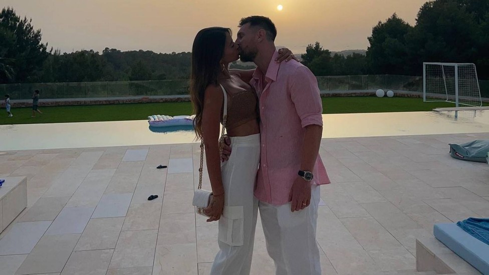 Antonela e Messi se beijam ao entardecer na mansão alugada em Ibiza