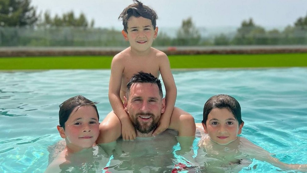 Messi aproveita a piscina da mansão com os três filhos