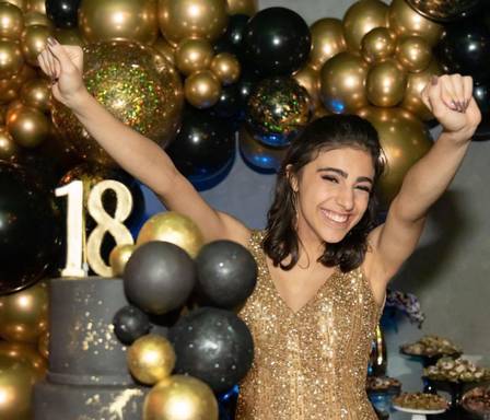 Laura, filha caçula de Tadeu Schmidt, faz 18 anos com festão