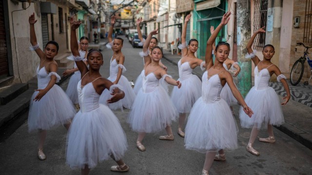 Alunas do Ballet Manguinhos em rua da comunidade: projeto corre risco de fechar