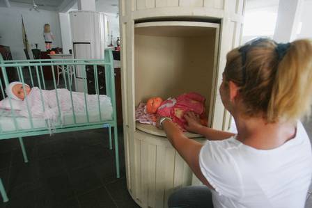 Peça para entrega de bebês no Romão Duarte: exposta em museu