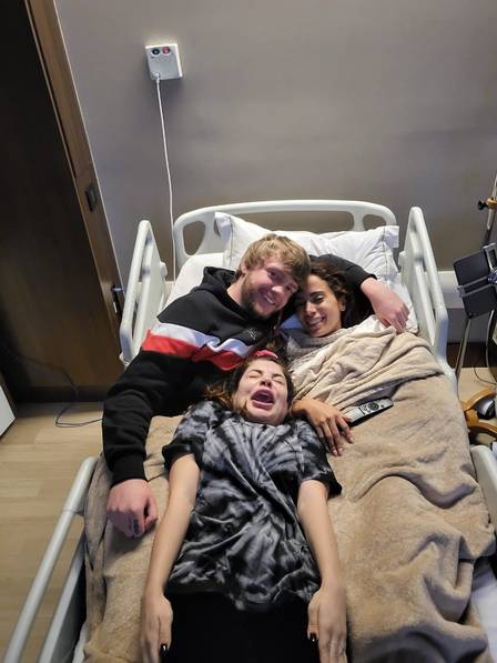 Anitta no hospital com Gkay e Murda Beatz