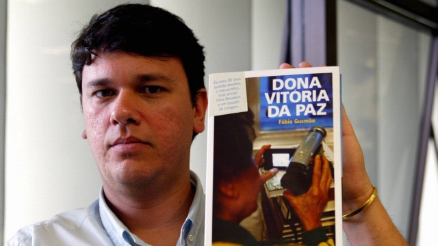 Fábio Gusmão, em 2006, com o livro que publicou sobre Dona Vitória