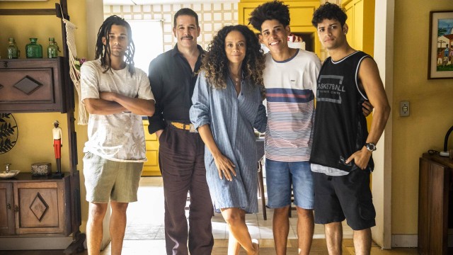 Marcelo ( Lucas Leto ), Tenório ( Murilo Benício ), Zuleica ( Aline Borges ), Roberto ( Caue Campos ) e Renato ( Gabriel Santana ) em...