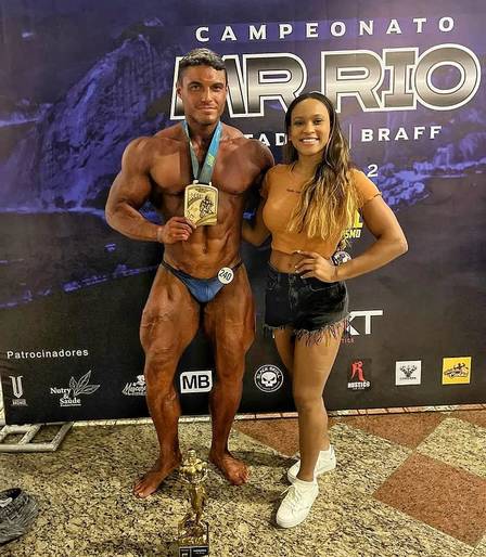 O fisiculturista Luiz Cleiton com a namorada rebeca Andrade