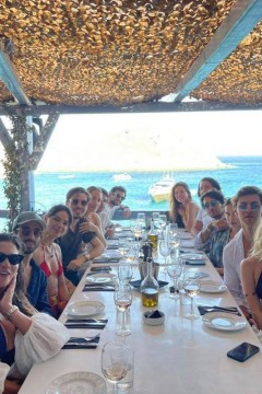 Isis Valverde na mesa ao lado do empresário na foto postada na Grécia