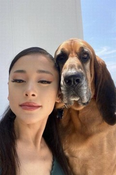 A cantora Ariana Grande posa com cachorro
