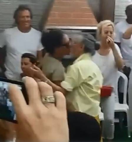 Maria Bethânia beija a mulher, a estilista Gilda Midani, em celebração em Santo Amaro