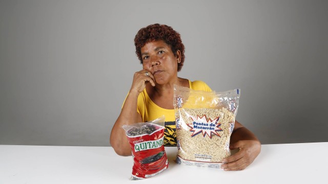 A auxiliar de serviços gerais Rosangela Ferreira Paulino, de 56 anos, passou a consumir esses produtos mais em conta há cinco meses